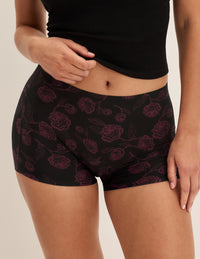 Megan has 36.5” hips and wears KNIX S | Tapestry