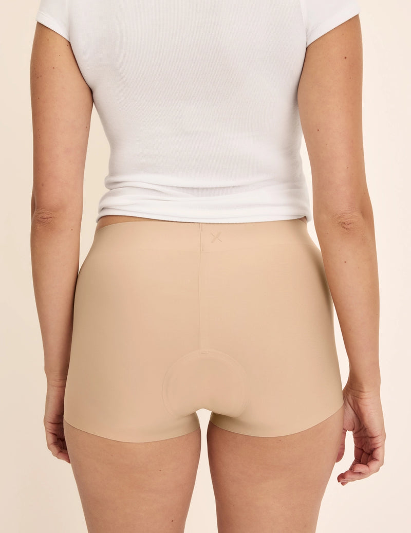 Sarah has 38.5” hips and wears KNIX M | Warm Sand