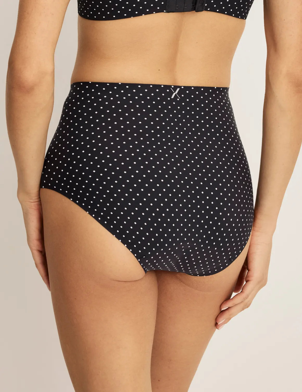 Sofia has 36.5” hips and wearing KNIX S | Black with White Polka Dot