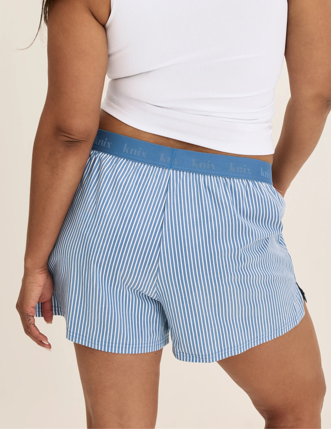 Binta has 44” hips and wears KNIX L | Blue Stripe
