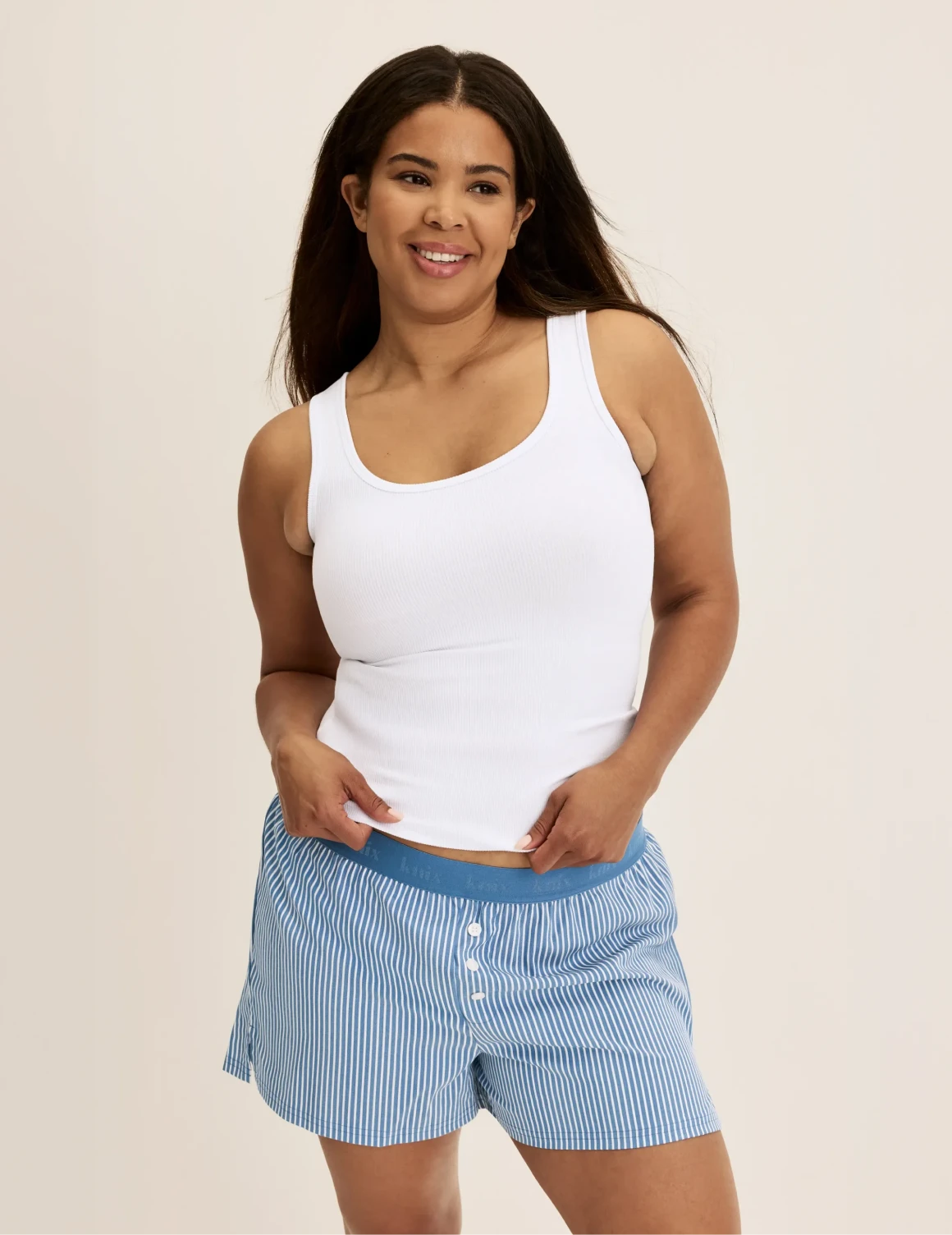Binta has 44” hips and wears KNIX L | Blue Stripe
