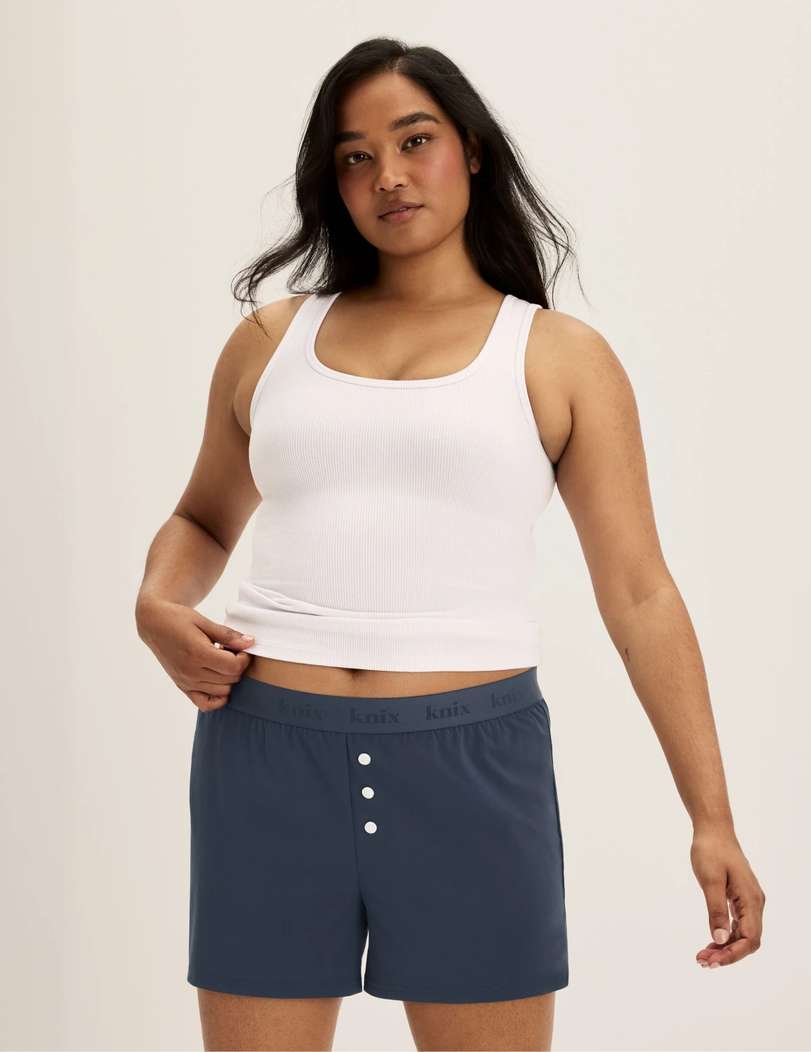 Shivani has 40” hips and wears KNIX L | Twilight Navy