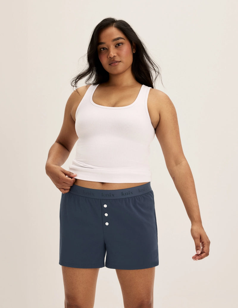 Shivani has 40” hips and wears KNIX L | Twilight Navy