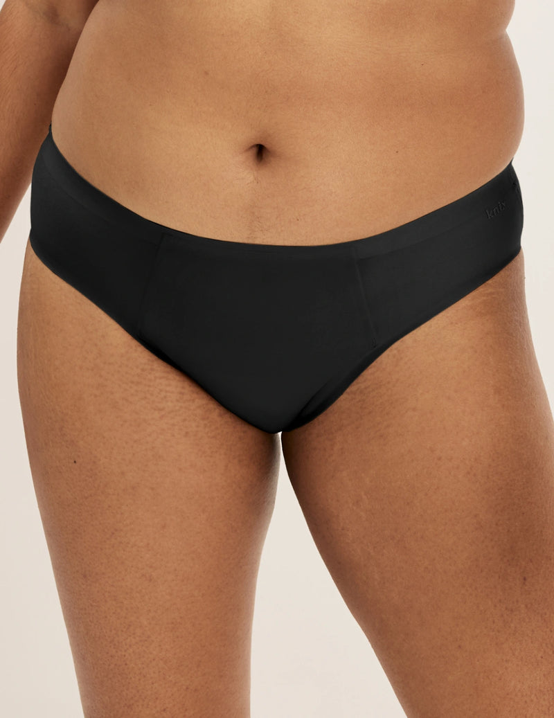 Shivani has 40” hips and wears KNIX L | Black