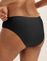 Shivani has 40” hips and wears KNIX L | Black