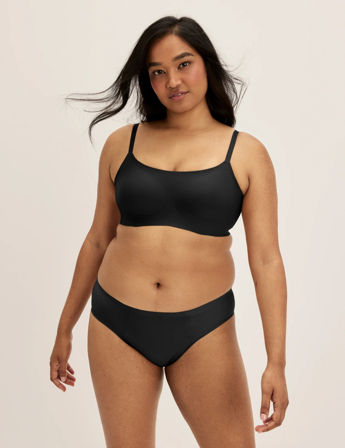Shivani has 40” hips and wears KNIX L | Black