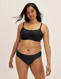 Shivani has 40” hips and wears KNIX L | Black