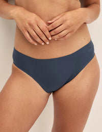 Megan has 36.5” hips and wears KNIX S | Twilight Navy