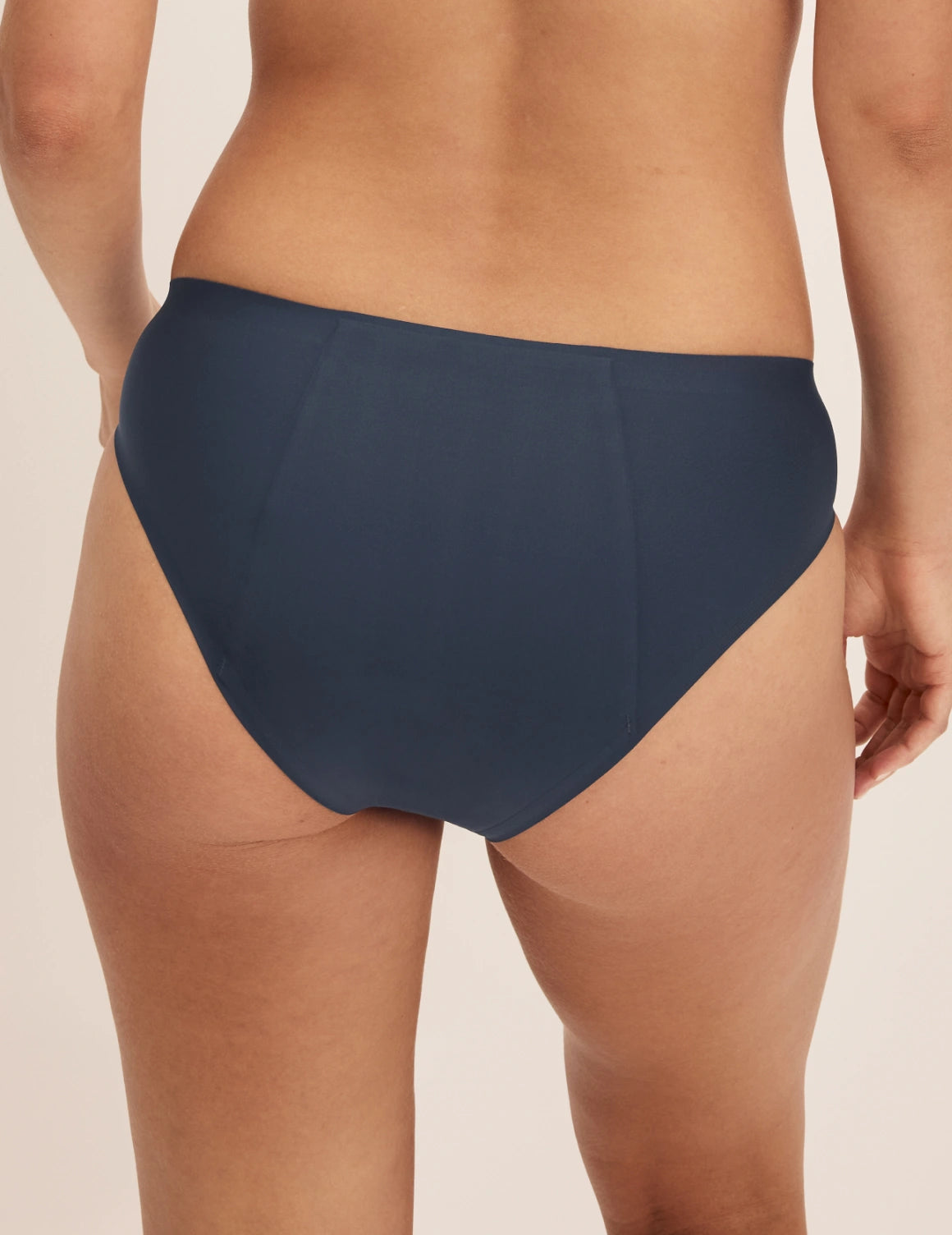 Megan has 36.5” hips and wears KNIX S | Twilight Navy