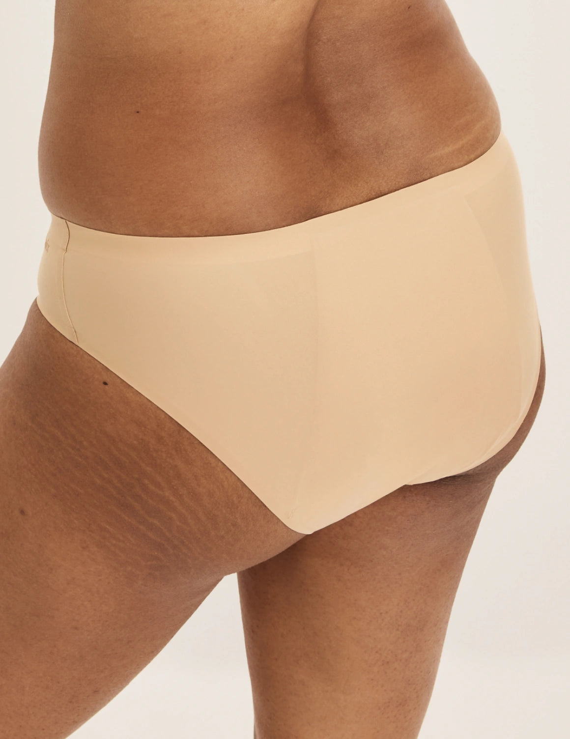 Shivani has 40” hips and wears KNIX L | Warm Sand