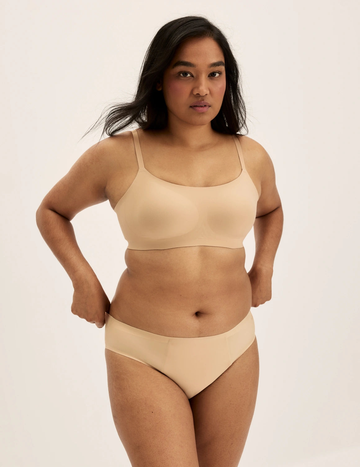 Shivani has 40” hips and wears KNIX L | Warm Sand