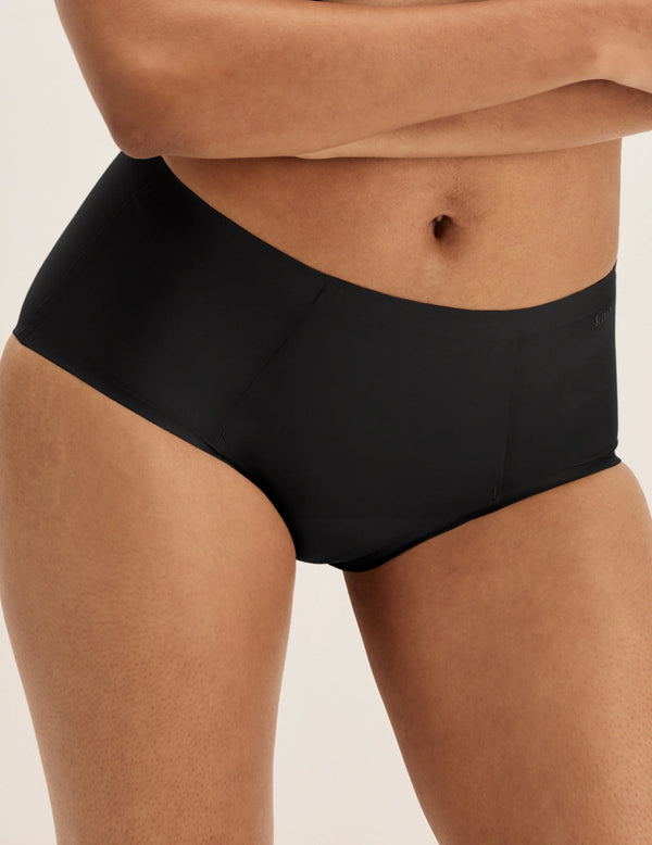 Ashley has 39” hips and wears KNIX S | Black