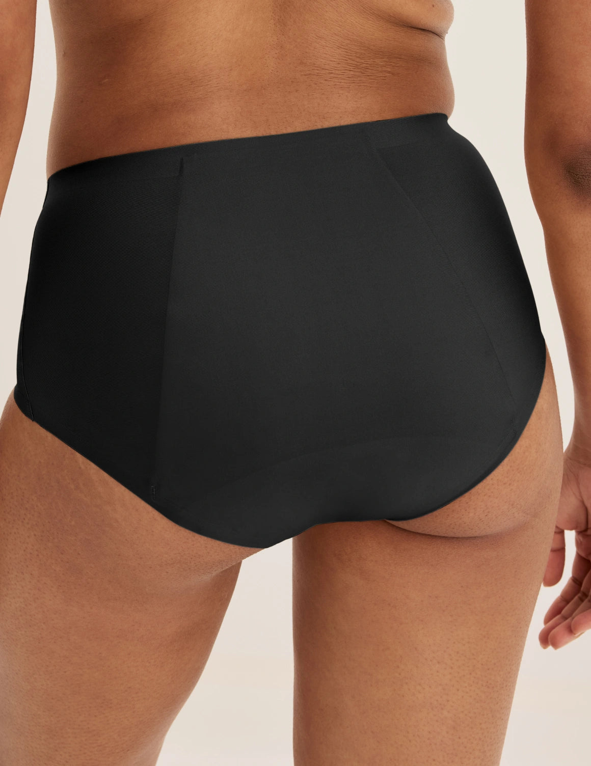 Ashley has 39” hips and wears KNIX S | Black