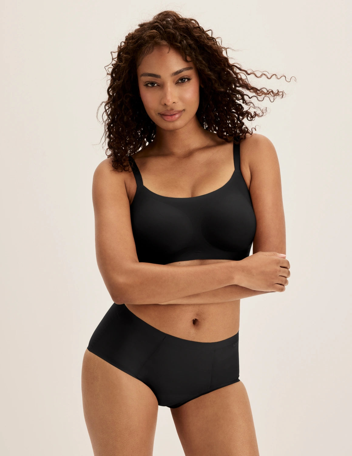 Ashley has 39” hips and wears KNIX S | Black