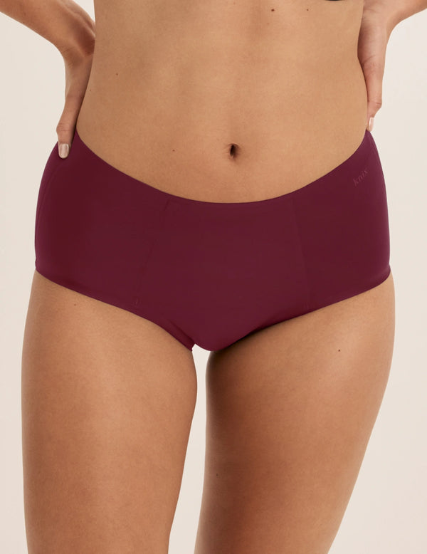 Megan has 36.5” hips and wears KNIX S | Dark Cherry