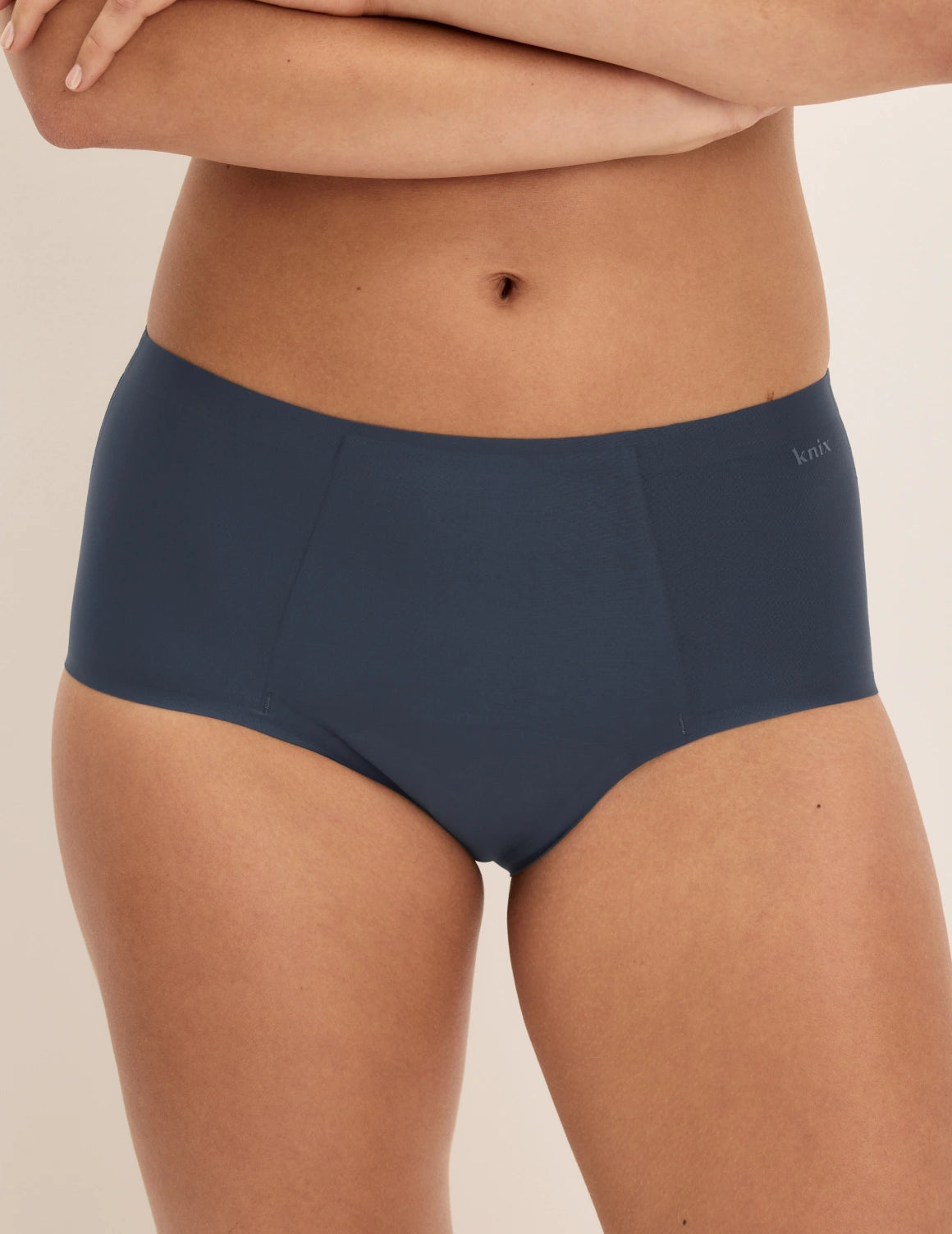 Megan has 36.5” hips and wears KNIX S | Twilight Navy