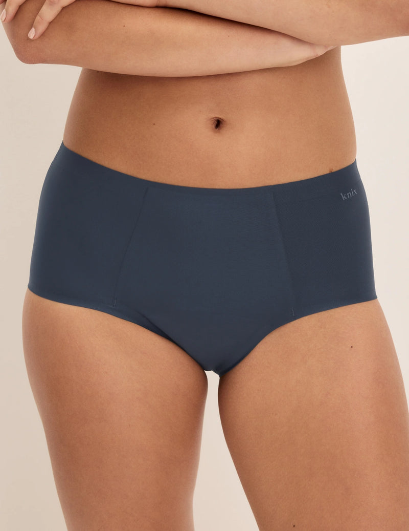 Megan has 36.5” hips and wears KNIX S | Twilight Navy