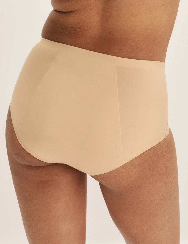 Ashley has 39” hips and wears KNIX S | Warm Sand