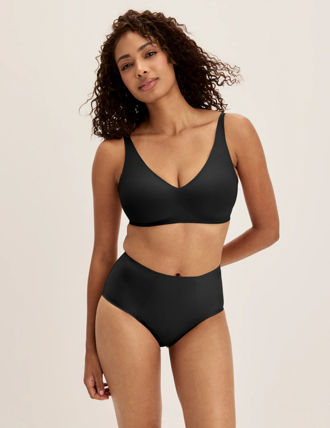 Ashley has 39” hips and wears KNIX S | Black