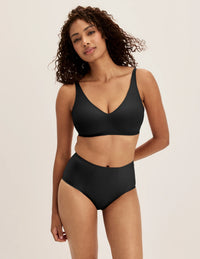 Ashley has 39” hips and wears KNIX S | Black