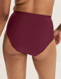 Ashley has 39” hips and wears KNIX S | Dark Cherry