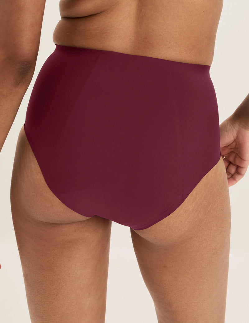 Ashley has 39” hips and wears KNIX S | Dark Cherry