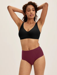 Ashley has 39” hips and wears KNIX S | Dark Cherry