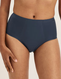 Ashley has 39” hips and wears KNIX S | Twilight Navy