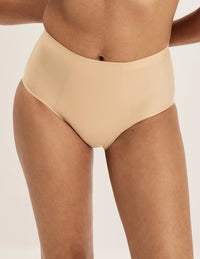 Ashley has 39” hips and wears KNIX S | Warm Sand