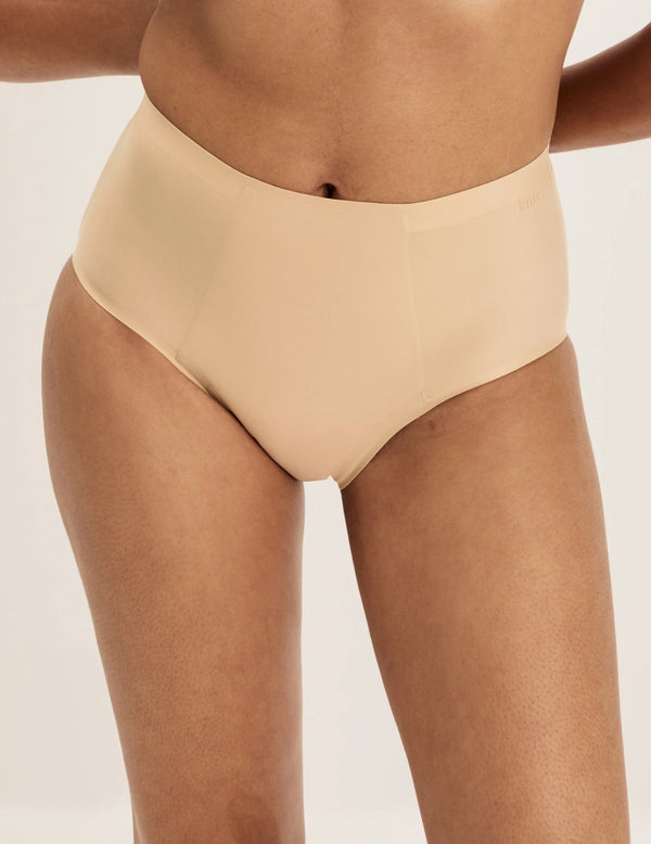 Ashley has 39” hips and wears KNIX S | Warm Sand