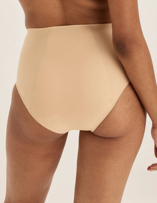 Ashley has 39” hips and wears KNIX S | Warm Sand