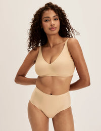 Ashley has 39” hips and wears KNIX S | Warm Sand