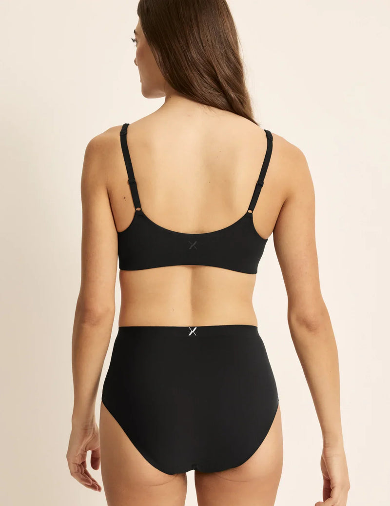 Sofia is 32D and wears a Knix size S+ | Black