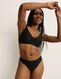 Gin has 38” hips, and wearing KNIX S | Black