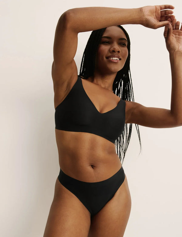 Gin has 38” hips, and wearing KNIX S | Black