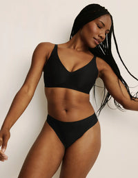 Gin has 38” hips, and wearing KNIX S | Black