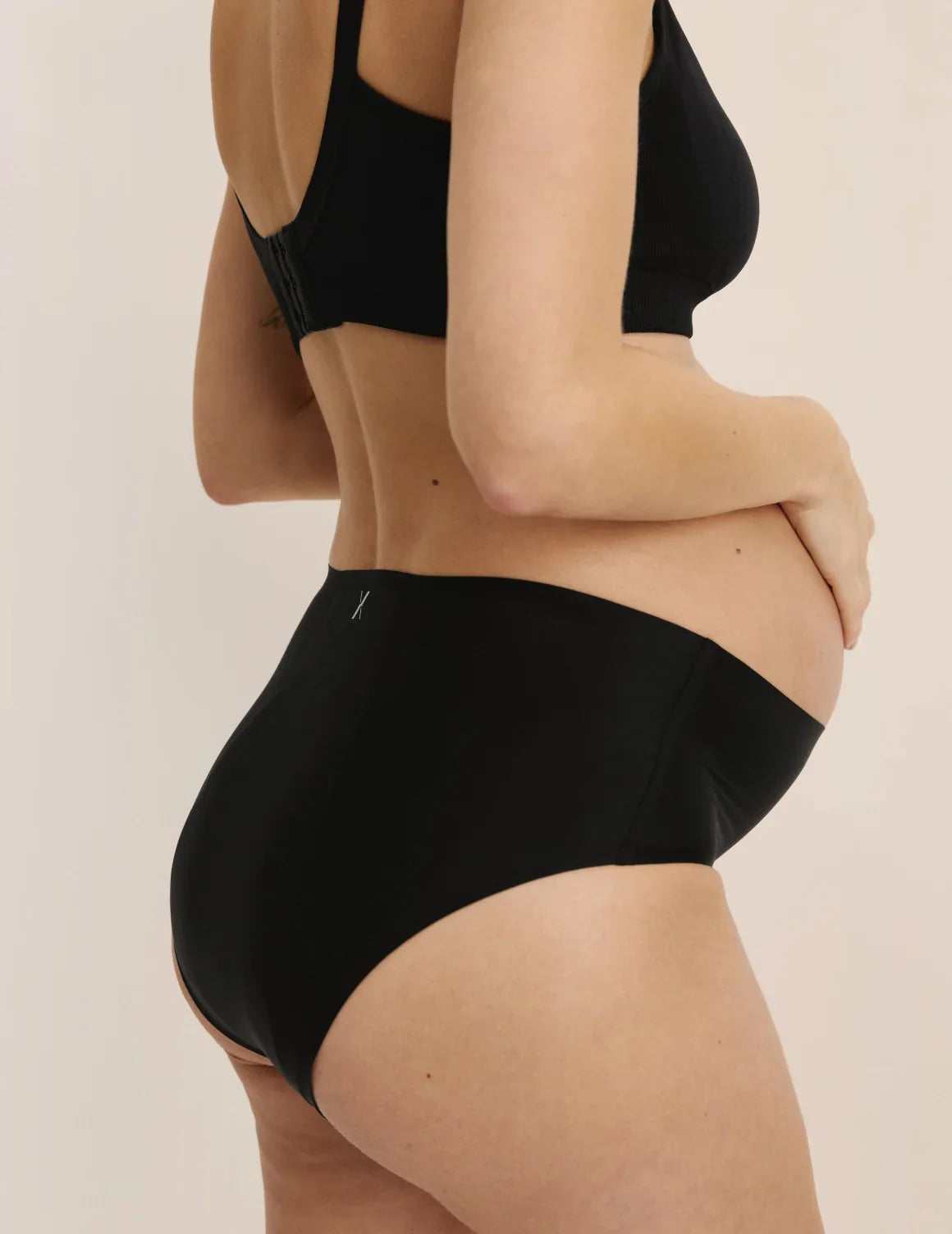 Elyse is wearing KNIX L  | Black